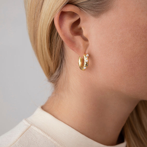 Gem in a hoop gold