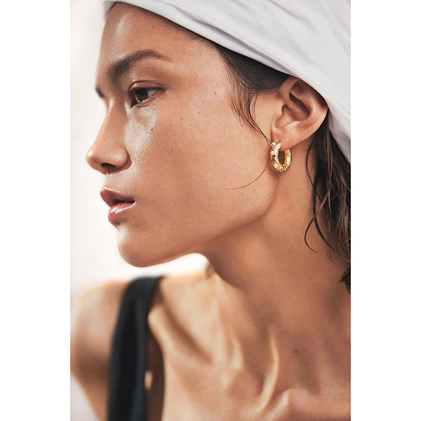 Gem in a hoop gold
