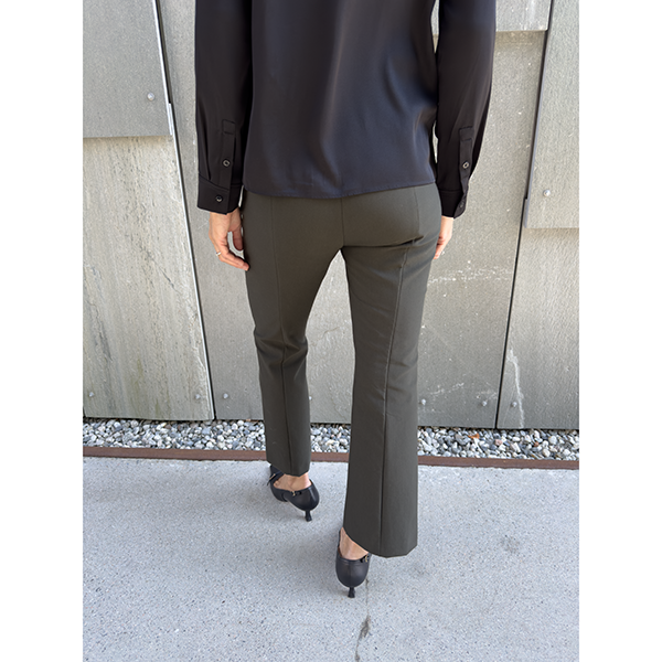 Niki Mid Rise Pintuck Crop Flare Pant Deep Forest