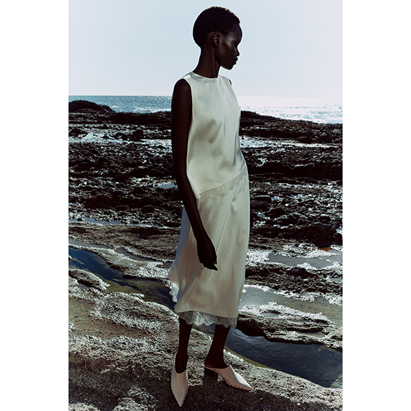 Asymmetric Hem Shell Lace Creme